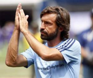 El jugador italiano anunció mediante su cuenta de Twitter que se retira del fútbol profesional a los 38 años. Foto: AP