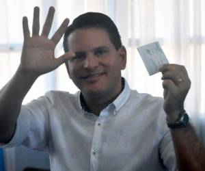 El candidato presidencial costarricense Fabricio Alvarado, del Partido de Restauración Nacional (PRN), vota en San José el 1 de abril de 2018 durante la segunda vuelta electoral del país. Foto AFP