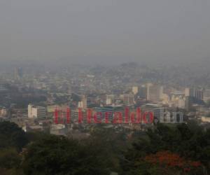 Algunos edificios apenas podían distinguirse debido al humo. Foto Johny Magallanes| EL HERALDO