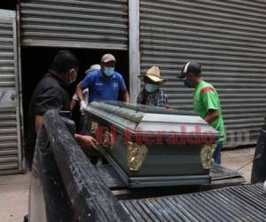 Los familiares de la víctima acudieron a la morgue capitalina para reclamar su cadáver mientras claman por justicia para dar con los responsables del asesinato. Foto: Estalin Irías | EL HERALDO