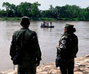 Los miembros de la Guardia Nacional montan guardia a lo largo de las orillas del río Suchiate en Ciudad Hidalgo, estado de Chiapas, México, para evitar cruces ilegales a través del río fronterizo hacia y desde Tecun Uman en Guatemala. Foto: Agencia AFP.