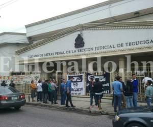 Padres de familia y compañeros acudieron a los juzgados capitalonos para apoyar a los jóvenes encausados que gozan de medidas cautelares, foto: Alejandro Amador/El Heraldo.