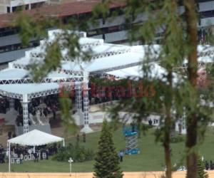 El escenario de una de las tomas presidenciales presidenciales de los últimos años, al fondo al área de sombra del Estadio Nacional. (Foto: El Heraldo Honduras/ Noticias Honduras hoy)