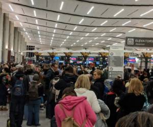 En el aeropuerto sin luz, miles de pasajeros tuvieron que esperar, sentados o de pie, y el aeropuerto repartió hasta 5.000 comidas entre los afectados. Foto: AFP