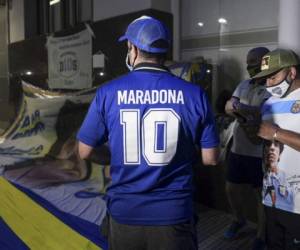 Grupos de hinchas se concentraron en las puertas de la clínica, en la localidad de Olivos, al norte de Buenos Aires, donde desplegaron grandes banderas con su imagen y las leyendas '¡Fuerza Diego!', entre otras de aliento al ídolo. Foto: AFP.