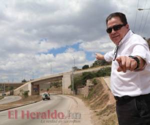 El periodista deportivo Carlos Gris mostrando la obra de la salida a Valle de Ángeles, una de los trabajos que ha dirigido como jefe de proyectos de pasos a desnivel en Tegucigalpa en una empresa de construcción. Foto: Eduard Rodríguez / EL HERALDO.