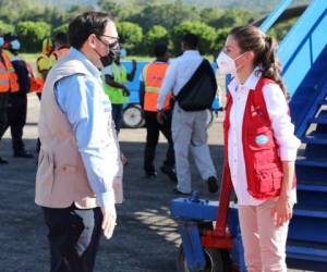 Lisandro Rosales encabezó la comitiva que recibió a la reina Letizia.