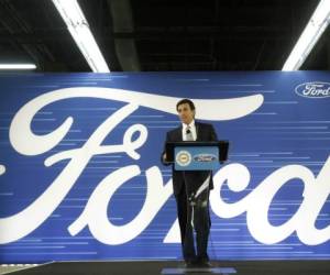 El director ejecutivo de Ford, Mark Fields, anunció que la firma ampliará su planta de Flat Rock, en Michigan (norte de EEUU), para la producción de automóviles eléctricos y sin conductor, en lugar de levantar otra sucursal en México, foto: AP.