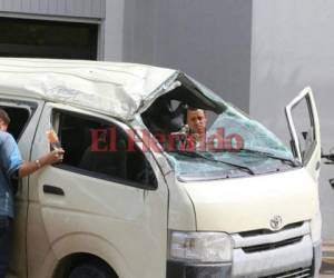 Así quedó el autobús tras el accidente registrado esta mañana en Tegucigalpa. (Fotos y video: Estalin Irías / EL HERALDO)