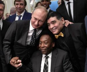 Maradona, el presidente ruso Putin y la extralla del fútbol Pelé. Foto AFP