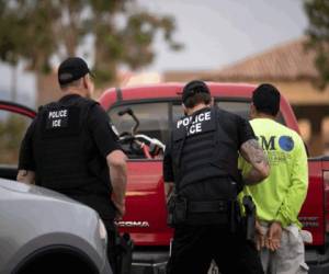 En imagen de archivo del 8 de julio de 2019, agentes del Servicio de Control de Inmigración y Aduanas de Estados Unidos (ICE por sus siglas en inglés), detienen a un hombre durante un operativo en Escondido, California. (AP Foto/Gregory Bull, archivo).
