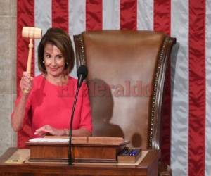 La nueva presidenta de la Cámara de Representantes de EE. UU., Nancy Pelosi, demócrata por el estado de California, tiene el título durante la sesión de apertura del 116º Congreso en el Capitolio de EE. UU. En Washington, DC, 3 de enero de 2019. / AFP / SAUL LOEB.