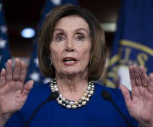 La presidenta de la Cámara de Representante, Nancy Pelosi, hace declaraciones a la prensa en el Capitolio en Washington. Foto: Agencia AP.