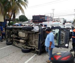 El busito quedó volcado en medio de la calle de donde se suscitó el accidente.