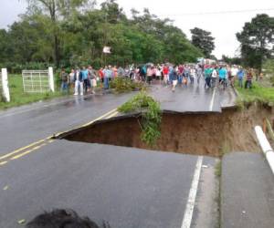 Gran parte de la carretera CA-13 que conduce a Guatemala colpaso debido al torrencial que se registra desde la noche del lunes. Foto: Cortesía Copeco