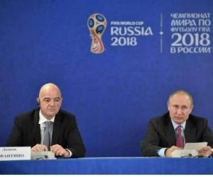 El presidente de la FIFA Gianni Infantino y el presidente ruso Vladimir Putin durante una rueda de prensa tras una visita al estadio Fisht en Sochi, Rusia.