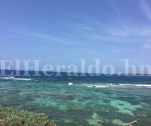 Las fuertes olas chocan contra los riscos en un sector de las Islas del Cisne, en el Caribe de Honduras. Fotos El Heraldo