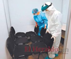 EL HERALDO obtuvo fotografías de cómo el personal médico del triaje del Centro Cívico Gubernamental (CCG) une hasta seis sillas para que sean utilizadas de camilla. Fotos: David Romero/El Heraldo/Cortesía