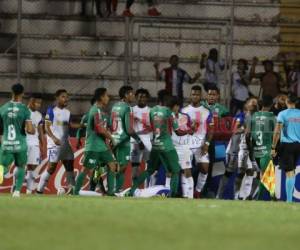 Al final, cuatro jugadores salieron expulsados del juego. Los dos porteros tuvieron que abandonar el césped. Foto David Romero| EL HERALDO