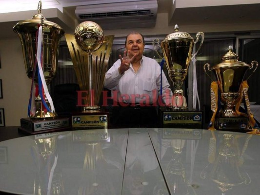 Rafael Ferrari, empresario hondureño y presidente de Olimpia, posa con las Copas del León.