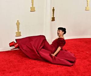 Este fue el momento en el que la actriz cayó sobre la alfombra.