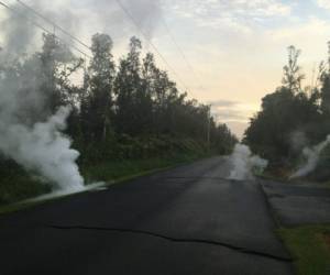Si bien varias grietas siguen emitiendo chorros de lava, a veces de hasta 70 metros de altura, otras se han detenido. Foto AFP