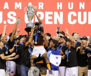 Los hondureños Romell Quioto, Boniek García y Alberth Elis, celebran el campeonato de la US Open Cup al levantar el trofeo Lamar Hunt. Foto: El Heraldo.