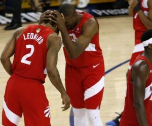 Kawhi Leonard #2 y Serge Ibaka #9 del Toronto Raptors celebrando el juego. (AFP)