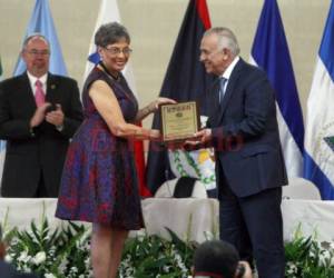 La presidenta saliente del Foprel, Laura Tucker, condecoró a Oliva. (Foto: El Heraldo Honduras/ Noticias Honduras hoy)