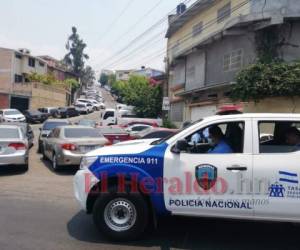 Agentes de la DPI llegaron a la zona del violento hallazgo. Foto Estalin Irías| EL HERALDO