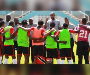 Dennis Lawrence en una charla con su equipo antes de medirse a la H.