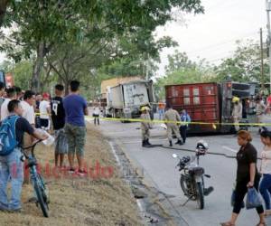 La víctima mortal quedó atrapada abajo del pesado contenedor. Foto: EL HERALDO