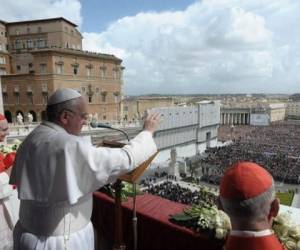 '¡Feliz domingo y feliz Navidad', concluyó el papa aplaudido por los 17.000 fieles congregados en la plaza San Pedro. Foto: AFP