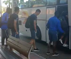 Momento cuando la Selección de Honduras abordaba el autobús para jugar el partido amistoso ante Emiratos Árabes Unidos.