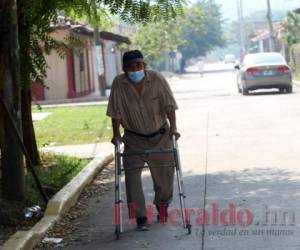 Agustín Flores, un hondureño que también tiene la nacionalidad salvadoreña, planea ir a vacunarse a El Salvador. Foto: Johny Magallanes/El Heraldo