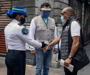 Con altavoces se llama a los visitantes a portar cubrebocas, usar gel antibacterial y a evitar pasar más tiempo en la zona del estrictamente necesario. Foto: AFP