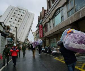 Un edificio residencial de 12 plantas con un restaurante, comercios y un hotel, quedó inclinado y amenaza con derrumbarse en cualquier momento. Foto: Agencia AFP