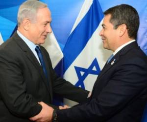 Benjamín Netanyahu, primer ministro de Israel, junto al presidente hondureño, Juan Orlando Hernández.