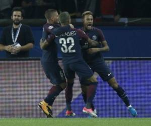 Neymar celebrando el gol de Dani Alves ante el Bayern Múnich en el Parque de los Príncipes por la Champions League. (Fotos: AP)