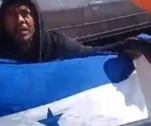 El migrante ondeaba su bandera cuando fue sorprendido por el mexicano. Foto: Captura