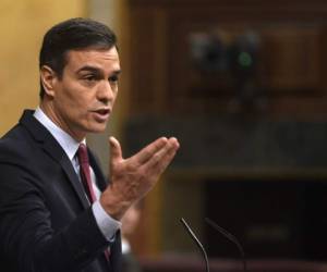 En el poder desde junio de 2018, el líder del PSOE obtuvo 167 votos a favor, 165 en contra y 18 abstenciones. Foto: AFP.