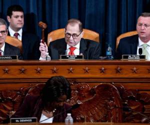 El representante Jerry Nadler, demócrata de Nueva York y presidente del Comité Judicial de la Cámara de Representantes, a la izquierda, se retira después de anunciar un receso como miembro de alto rango El representante Doug Collins, un republicano de Georgia, a la derecha, escucha durante una audiencia en Washington, DC, EE. UU. Foto: Agencia AFP.