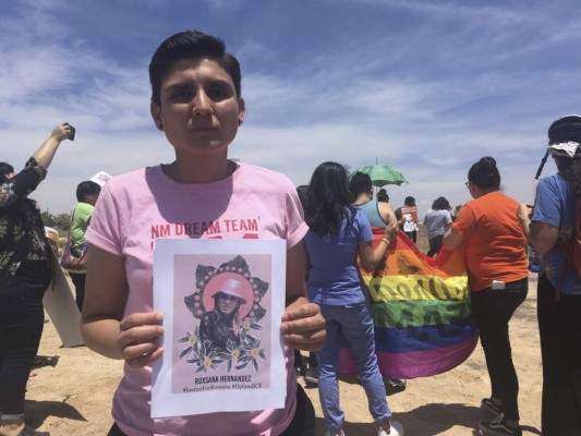 Gabriel Hernández, director ejecutivo de la organización activista New Mexico Dream Team, sostiene durante una protesta en Albuquerque, Nuevo México, una imagen de Roxsana Hernández, la migrante transgénero hondureña que murió cuando estaba bajo custodia. (AP Foto/Mary Hudetz, Archivo)