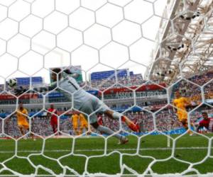 El peruano Paolo Guerrero anota el segundo gol de su equipo durante el partido del grupo C entre Australia y Perú, en la Copa Mundial de fútbol 2018 en el Estadio Fisht en Sochi, Rusia, el martes 26 de junio de 2018.