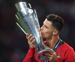 Cristiano Ronaldo besando la primera Copa de Liga de Naciones con Portugal.