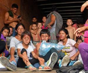 Estos menores son parte de la caravana migrante que atraviesa Guatemala rumbo a Estados Unidos, ya llevan cinco días de travesía, en la imagen viajan dentro del contenedor de un camión. (Foto: AFP)