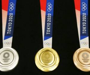 Las medallas (de plata, oro y bronce, de izquierda a derecha) de los Juegos Olímpicos de Tokio 2020, durante su presentación en un acto cuando falta justo un año para la inauguración de Tokio 2020, en la capital de Japón, el 24 de julio de 2019.