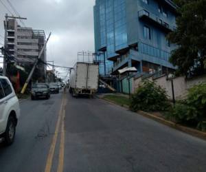 El vehículo con placa AAR 5845 se encuentra varado a la espera de los agentes de la Policía de Transito.