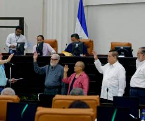 Los miembros de la comisión fueron juramentados en el parlamento de Nicaragua. Foto: Agencia AFP