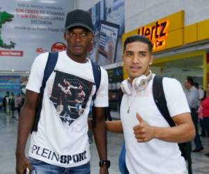 Félix Crisanto y Michael Chirinos posan a su llegada al Internacional Ramón Villeda Morales en La Lima. Foto: El Heraldo.